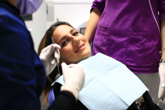 donna che sorride durante una visita dentistica