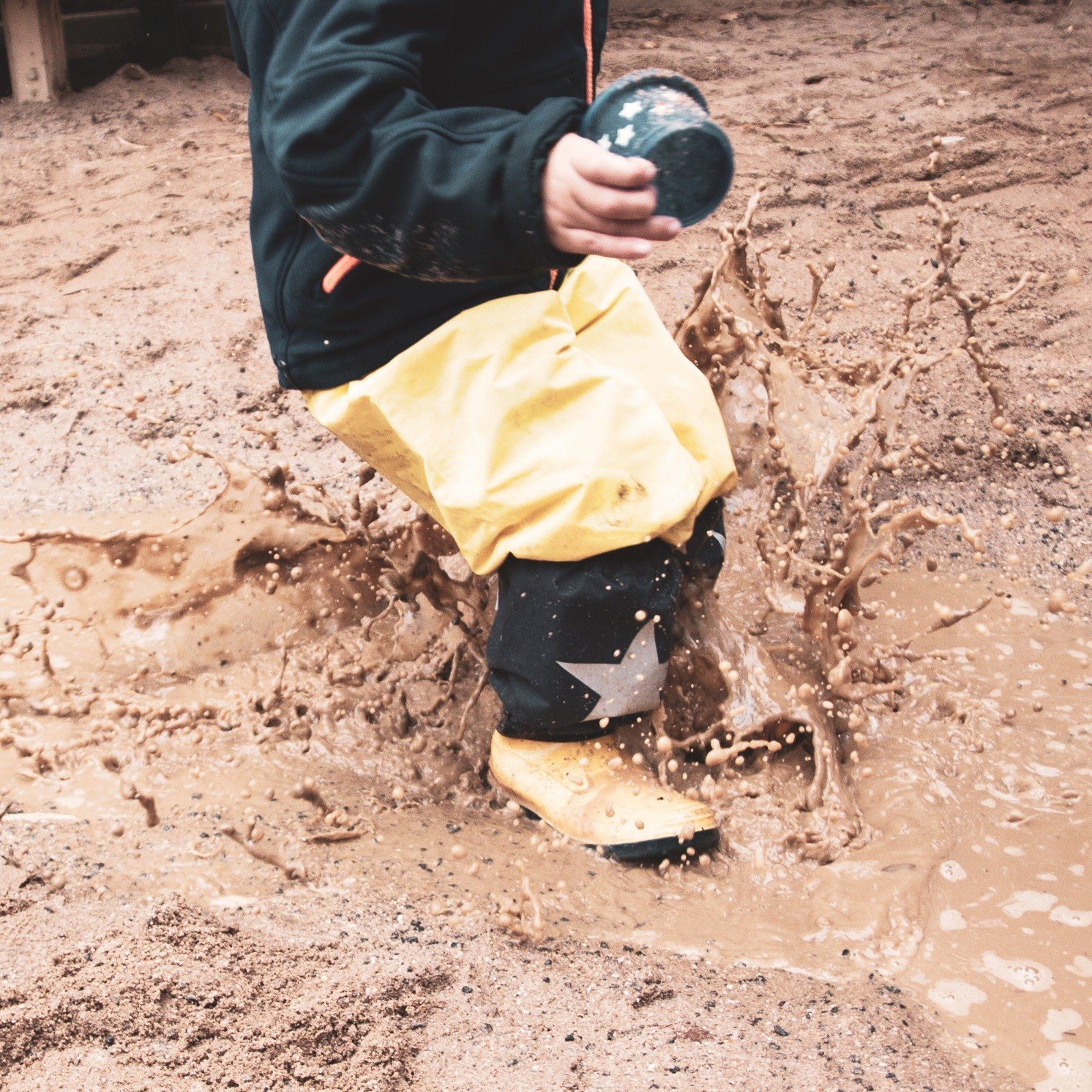 Hosenheld, Hosenschutz, Knie, Abwehrkraft, schwarz, silbernen Stern, Pfütze, Matschhose