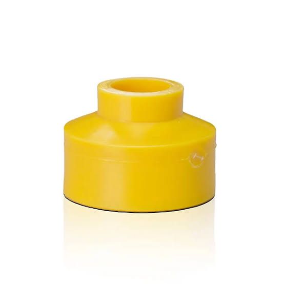 Tapón de botella de plástico amarillo con cuello corto y elevado, aislado sobre fondo blanco.