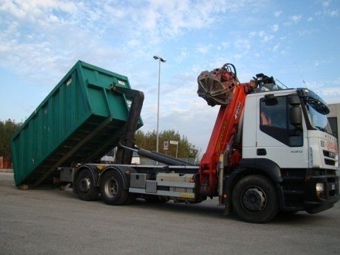 camion per la raccolta di rottami con cassonetto ribaltabile