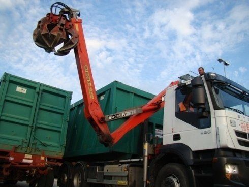 camion per la raccolta di rottami con braccio meccanico