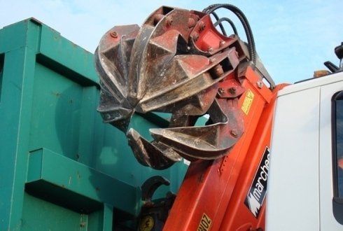 dettaglio di braccio meccanico di camion per rottami
