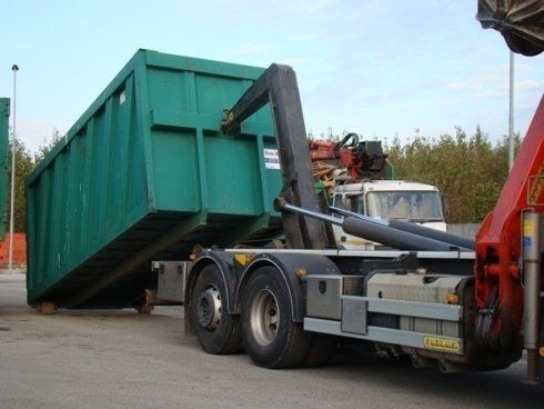 camion con rimorchiatore di container