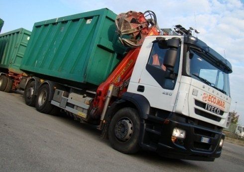 camion per la raccolta di materiali da trattare