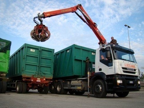camion per la raccolta di rottami mentre scarica