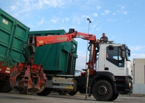 camion per la raccolta di rottami con braccio idraulico