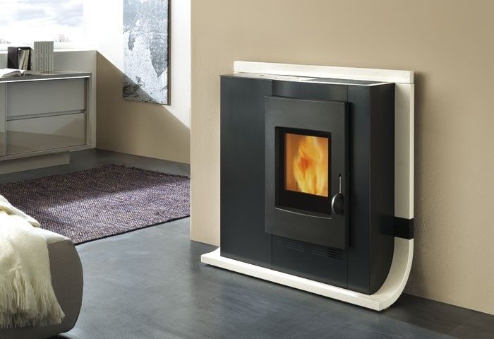 Un camino bianco e nero in un soggiorno