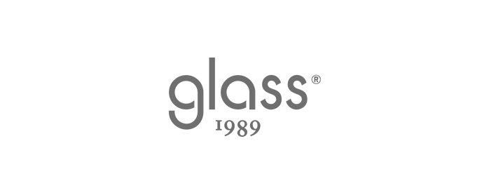 Un logo in bianco e nero per Glass 1989 su uno sfondo bianco.