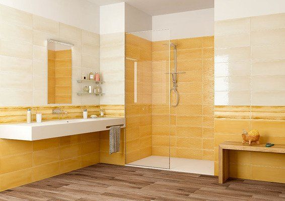 Un bagno con piastrelle gialle e cabina doccia.