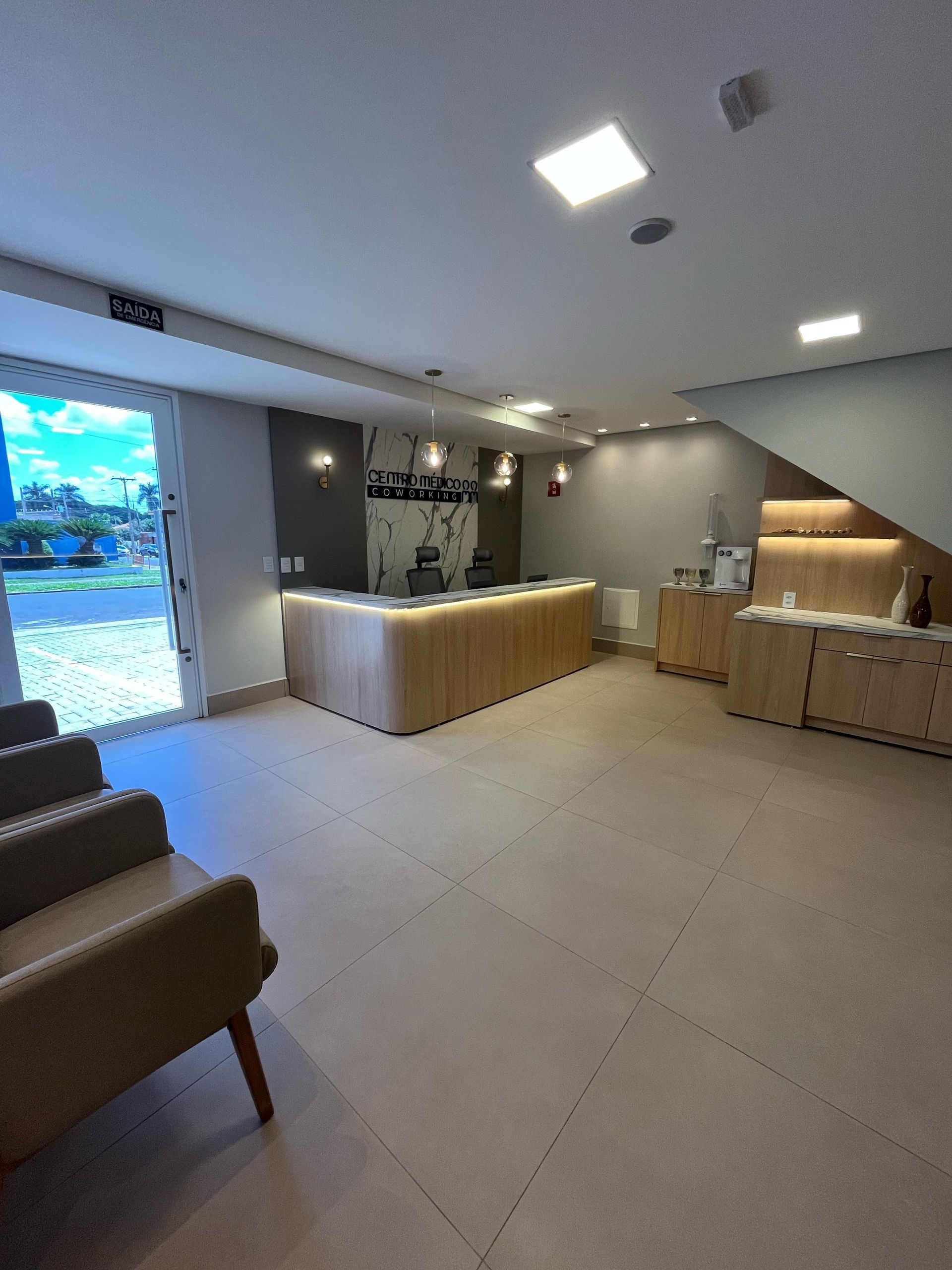 Um médico está em um quarto de hospital segurando uma prancheta.