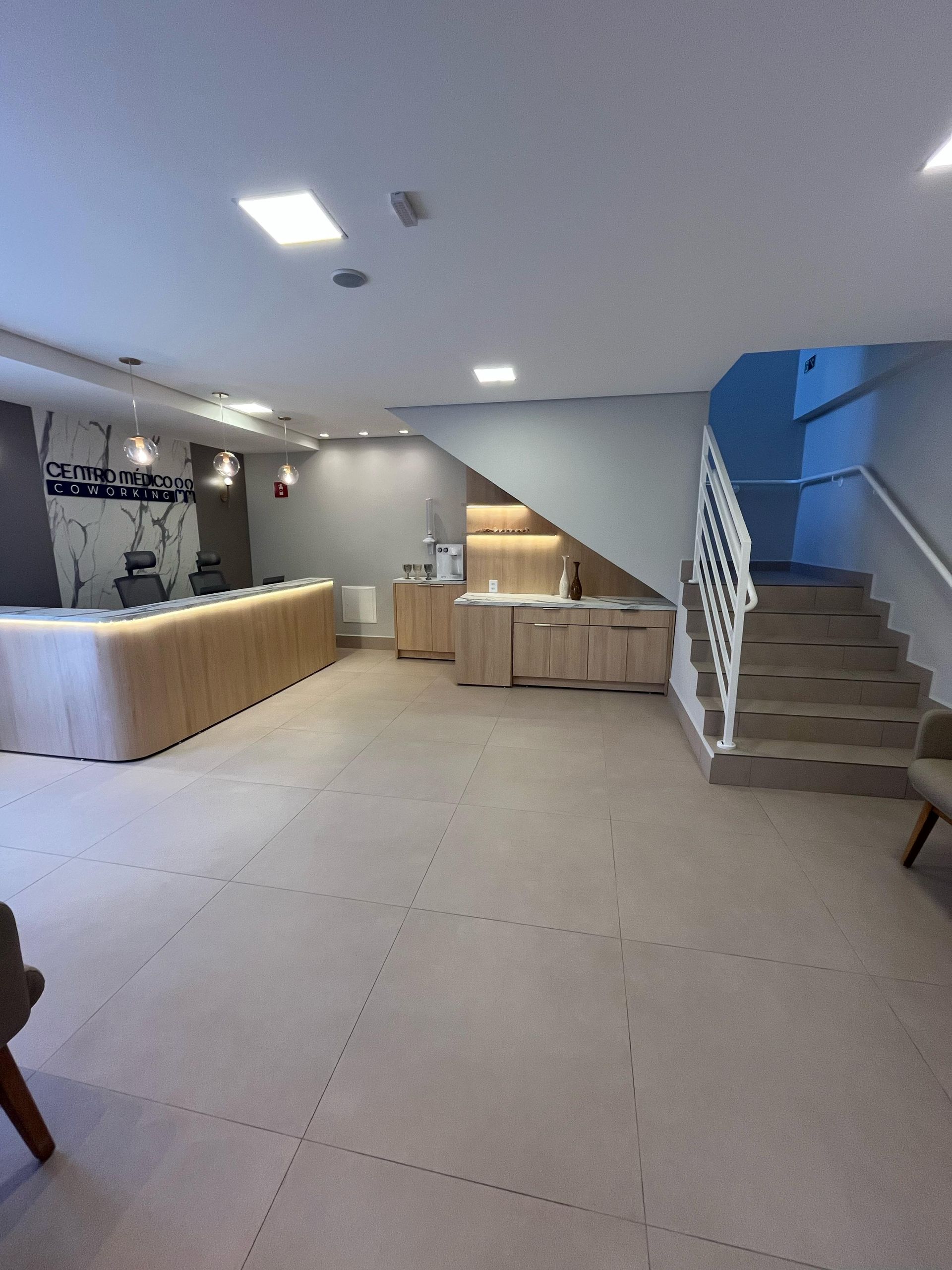 Sala de consulta moderna e equipada para aluguel em Ribeirão Preto.
