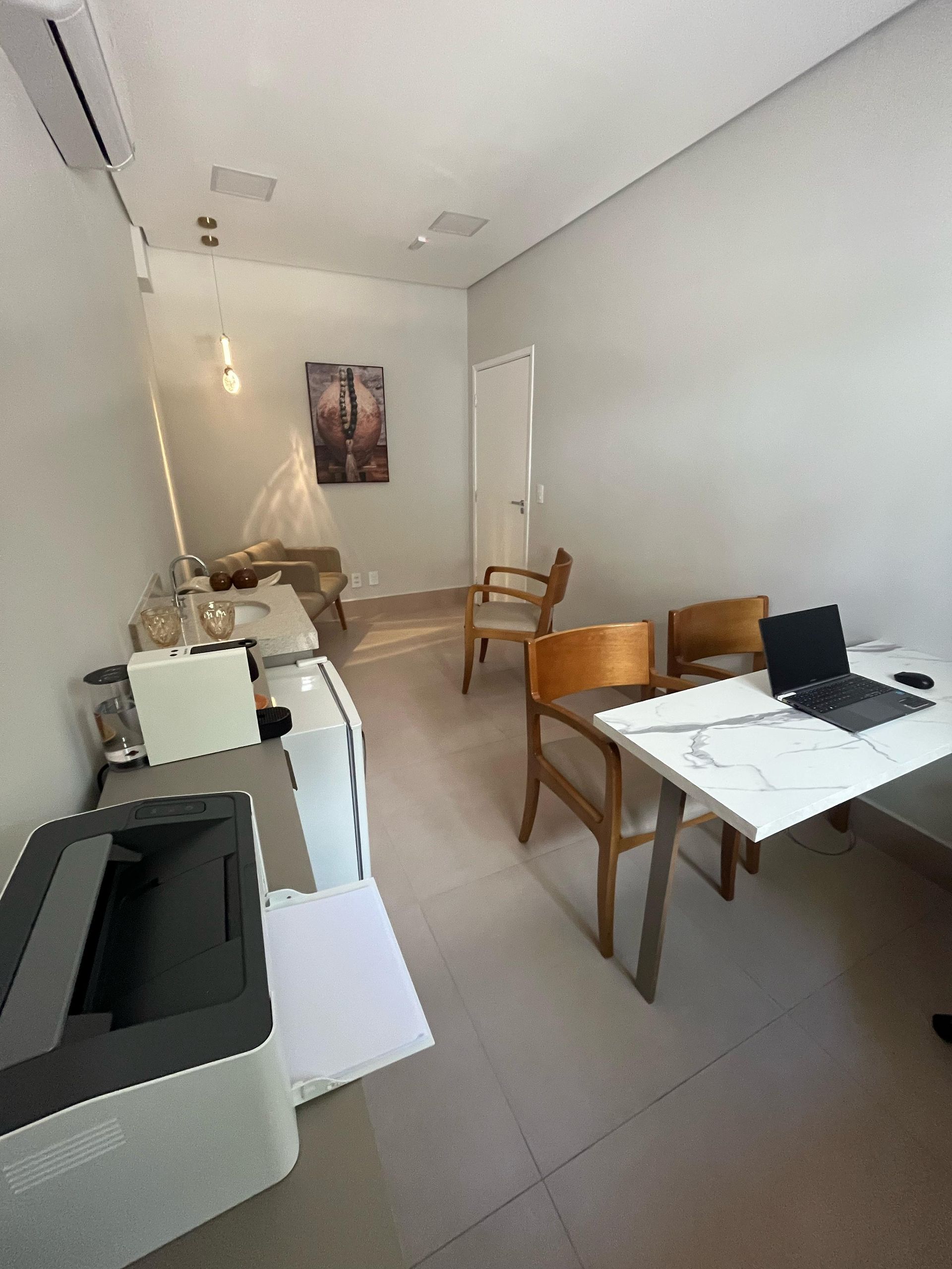 Sala para profissionais da saúde em Ribeirão Preto, pronta para consultas.