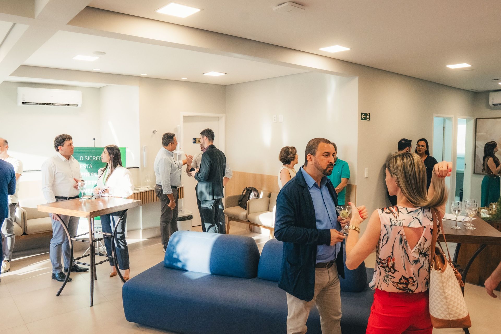 Um médico está fazendo sinal de positivo na frente de um grupo de médicos e enfermeiros.