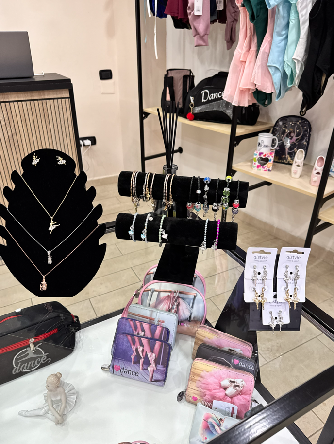 Esposizione interna del negozio con gioielli, accessori e cassa.