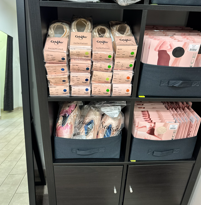 Scaffale con scarpette da ballo e accessori.