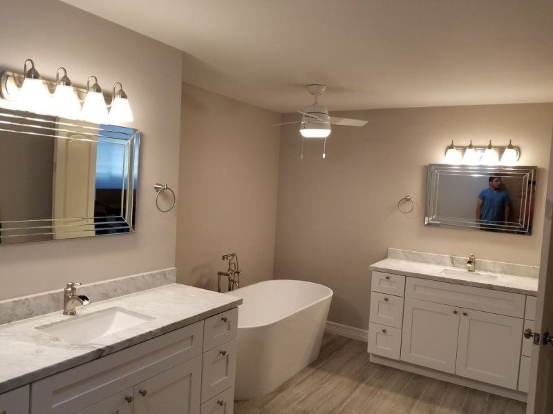 A bathroom with two sinks and a bathtub