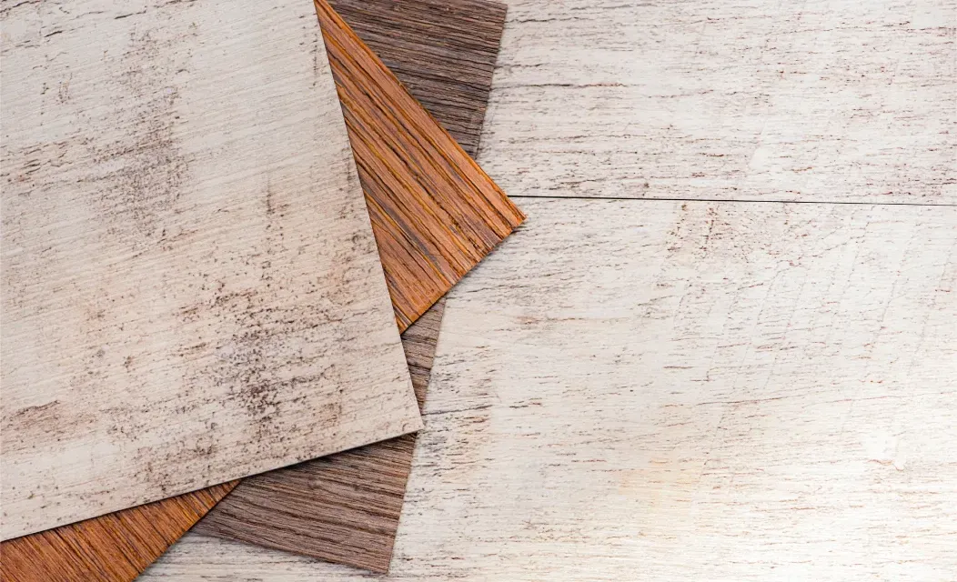 Auf einem Holztisch sind drei Holzstücke übereinander gestapelt.