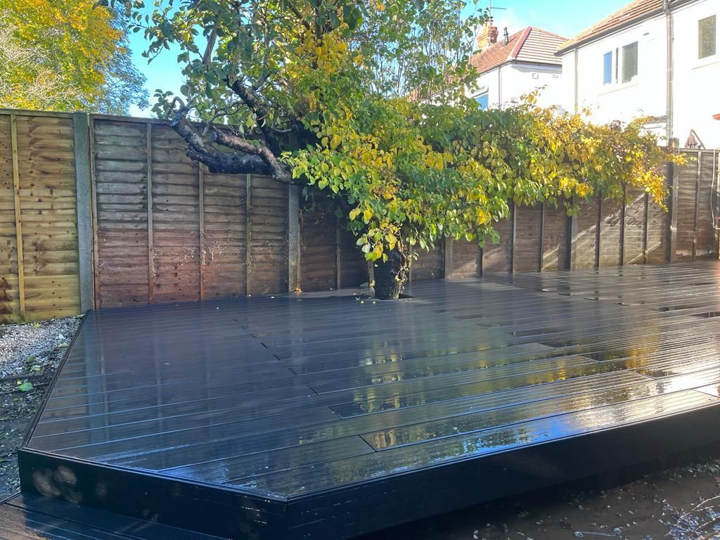 Decking Sheffield deck design to accommodate an existing tree