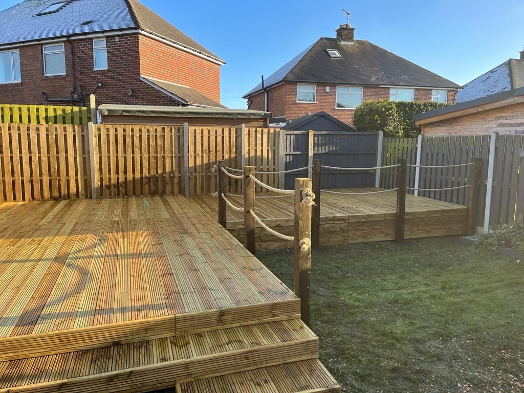 Decking Sheffield deck design utilising a rope balustrade