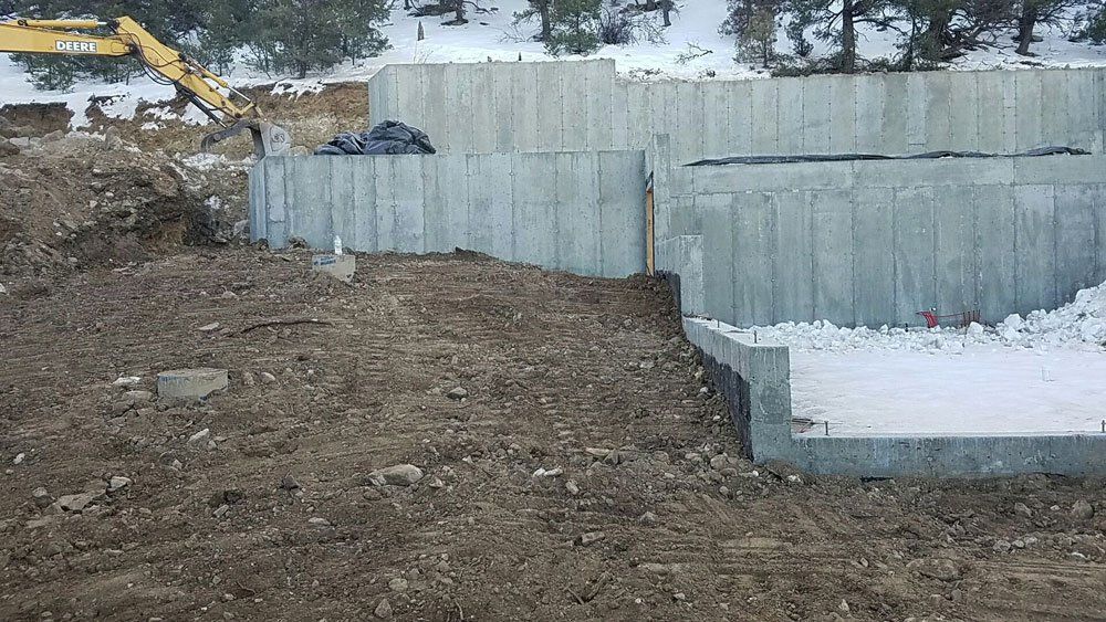 Foundation with retaining wall
