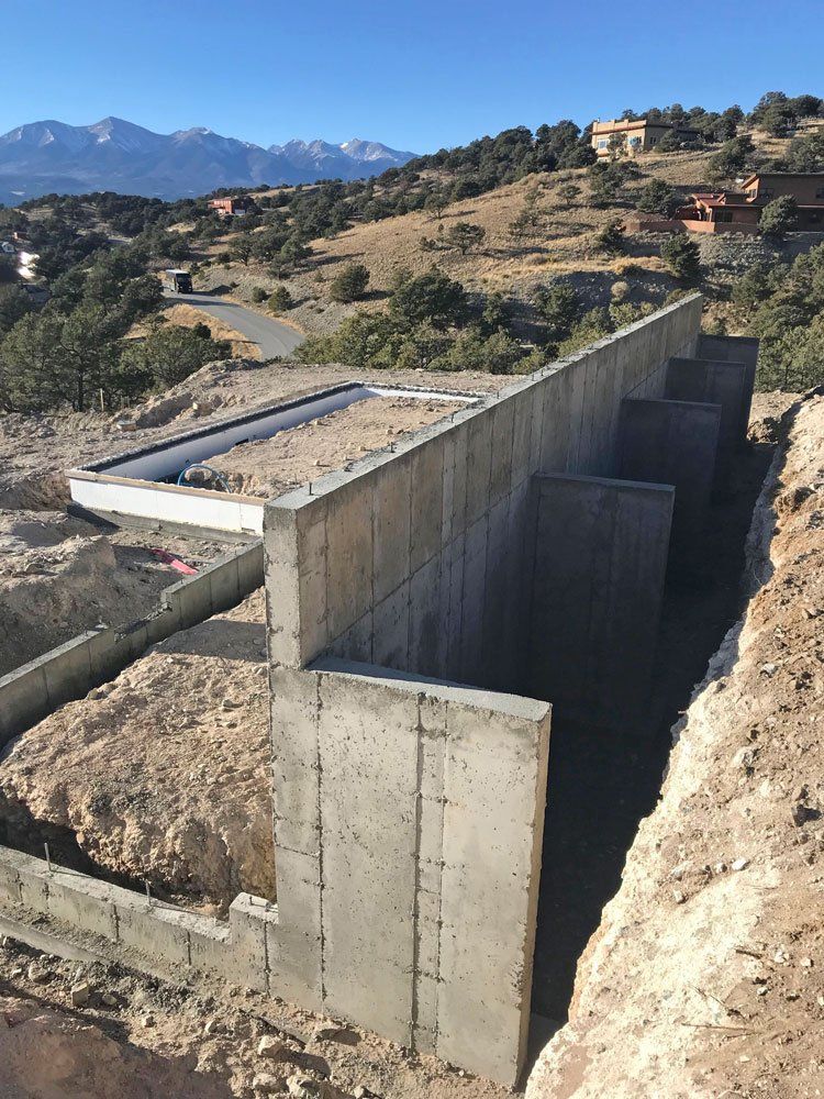 Foundation with concrete retaining wall