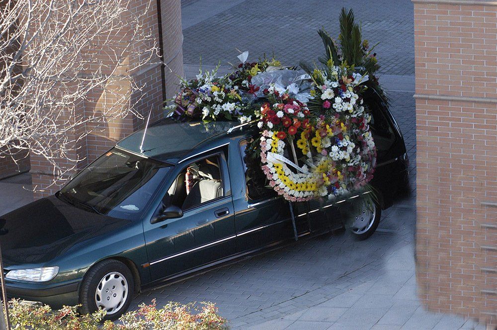 Un elegante carro funebre con addobbi floreali