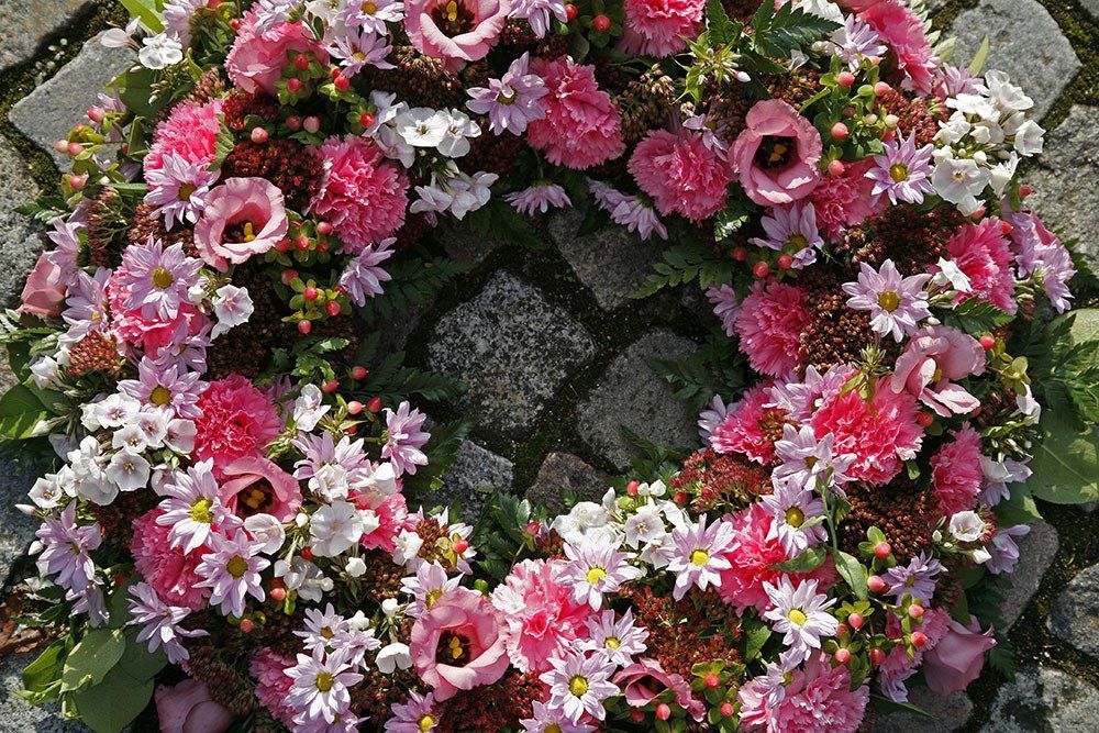 Una corona funebre con fiori freschi