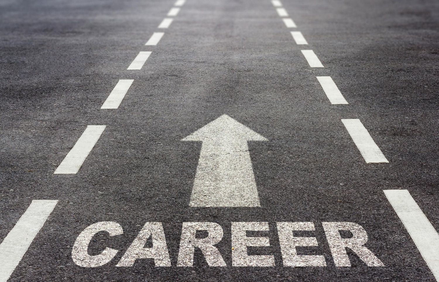 Estrada com uma seta apontando para a frente e a palavra