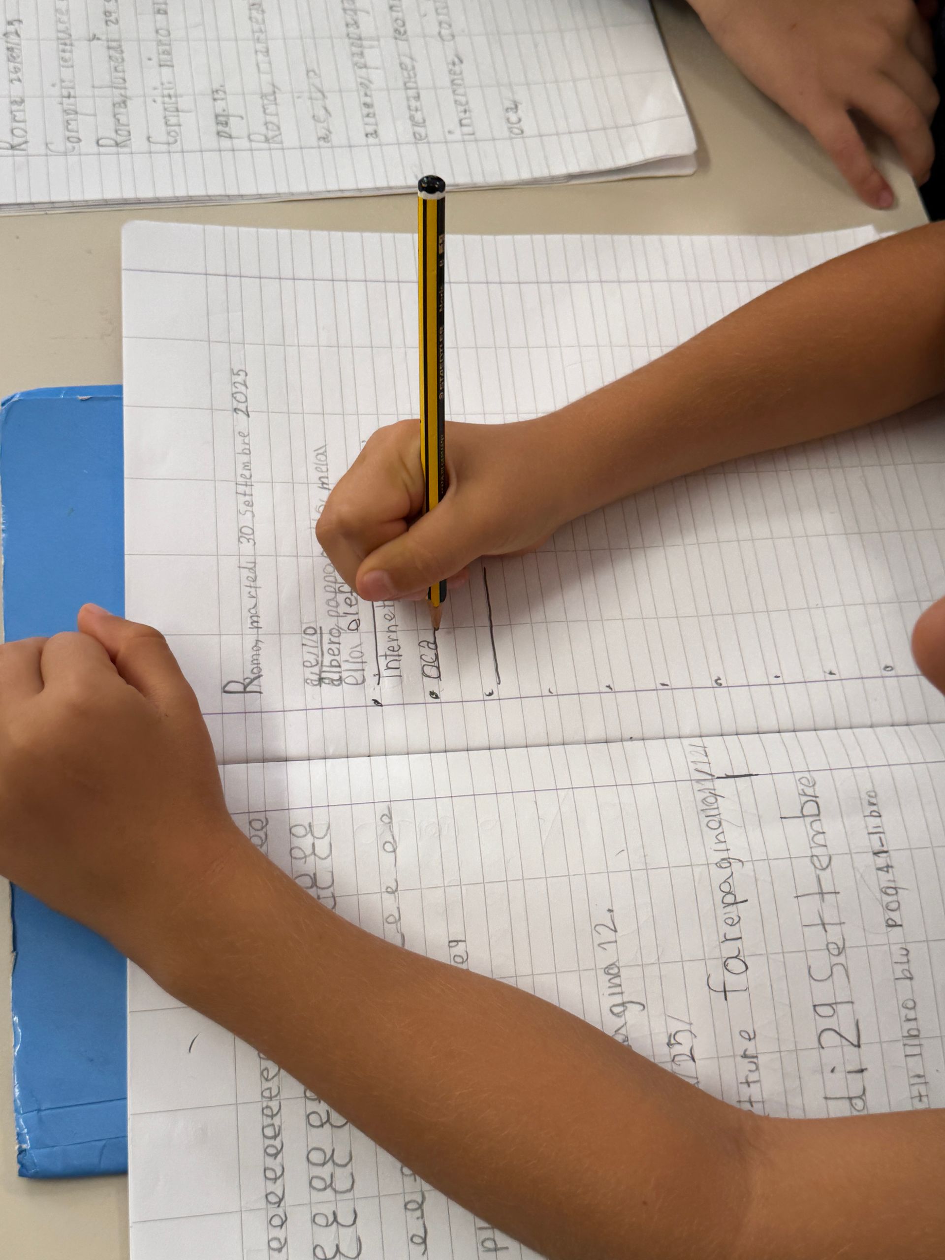 Parco giochi con scivoli, strutture per arrampicarsi e vista sulla città in lontananza, sotto un cielo azzurro.