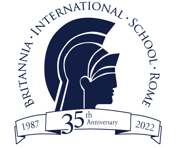 Logo della Britannia International School di Roma. Sagoma dell'elmo spartano blu scuro. Striscione per il 35° anniversario.