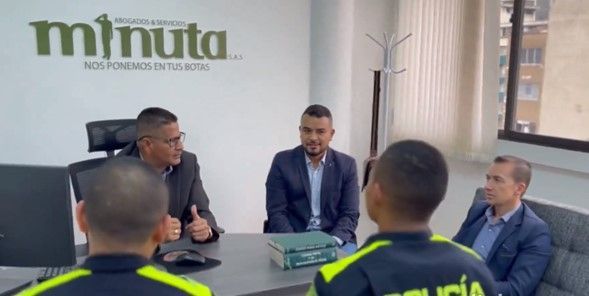 Tres hombres con traje y corbata posan para una fotografía.