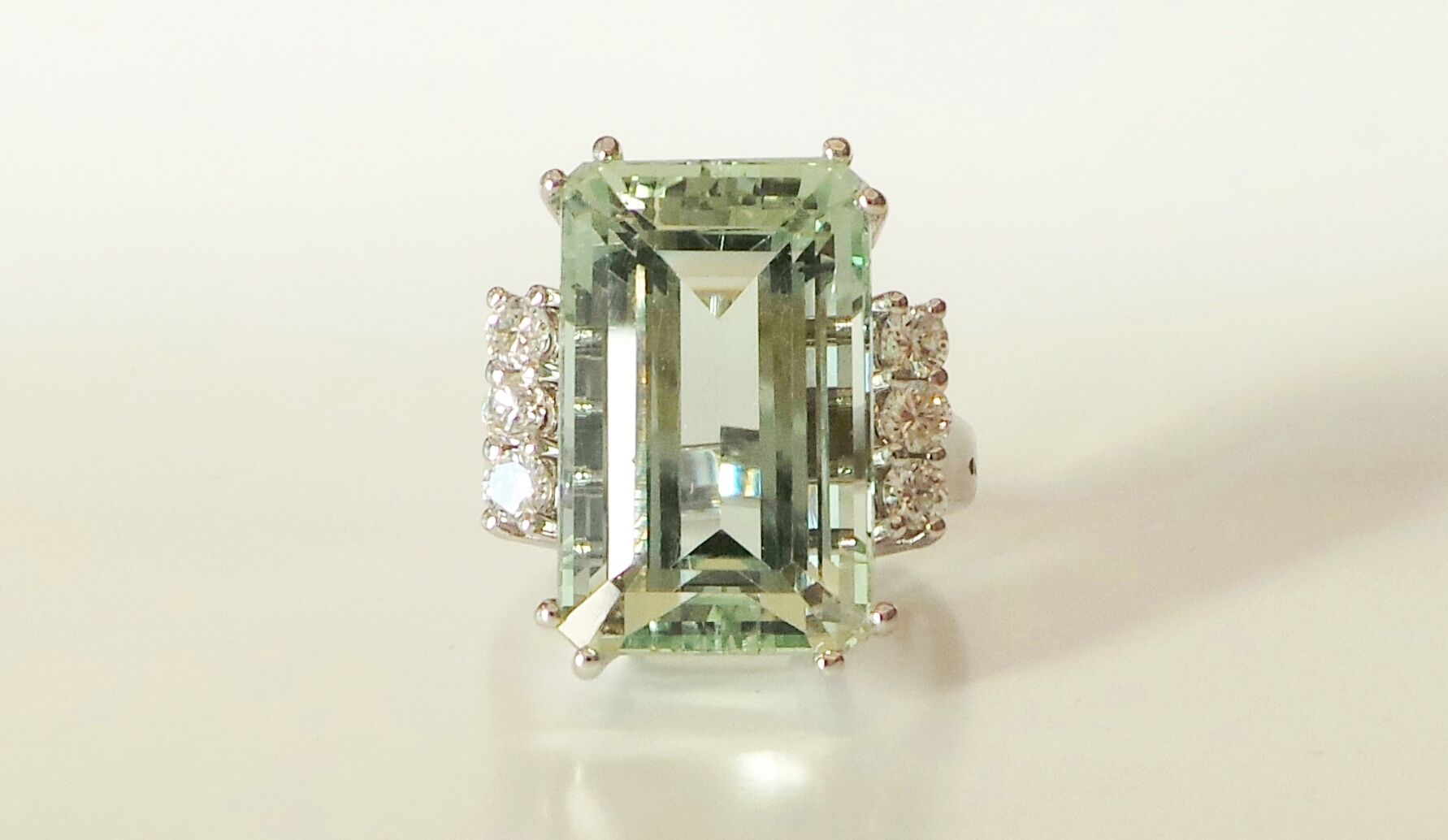 Cattelan - anello acquamarina naturale verde ct. 14,82 - n.6 diamanti ct. o,42 - oro bianco 750