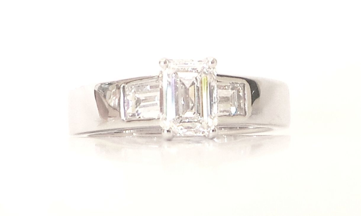 Cattelan - anello oro bianco 750 Diamante centrale taglio smeraldo e diamanti baguette