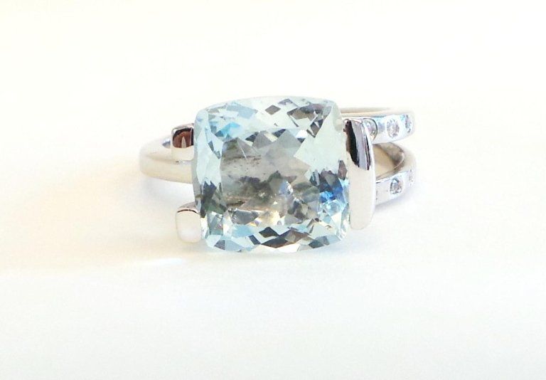 Cattelan - anello oro bianco 750 Acquamarina naturale taglio briolè e diamanti-
