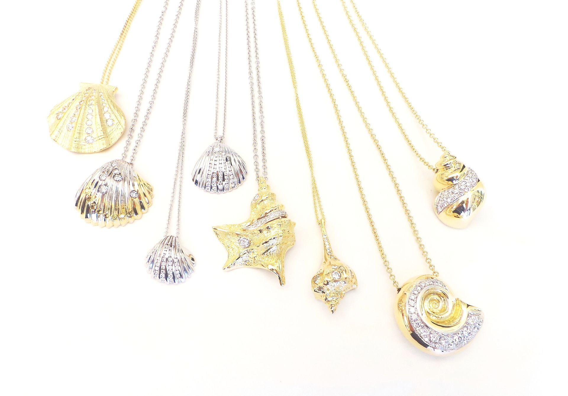 Cattelan - conchiglie in oro 750 e diamanti; conchiglie in oro;