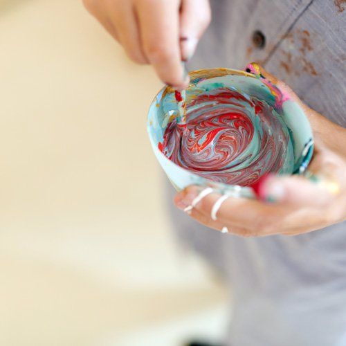 Kind mischt Farbe an, um zu malen