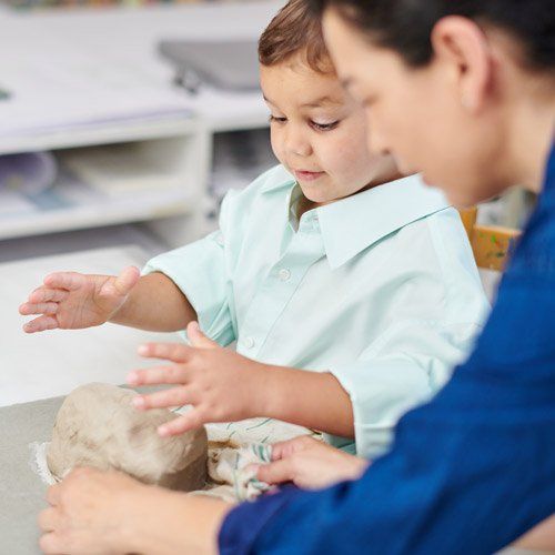 Kleiner Junge im Gespräch mit Kunsttherapeutin Nilüfer Artam