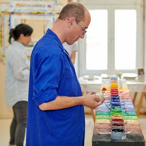 Mann wählt Farben aus, um ein Bild zu malen