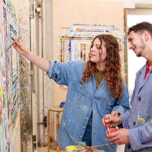 Jugendliche zeigt ihr Bild einem Kollegen