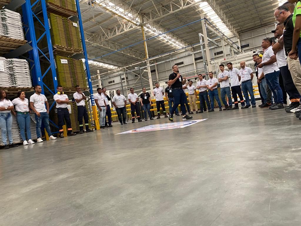 Un grupo de personas se encuentra en un almacén.