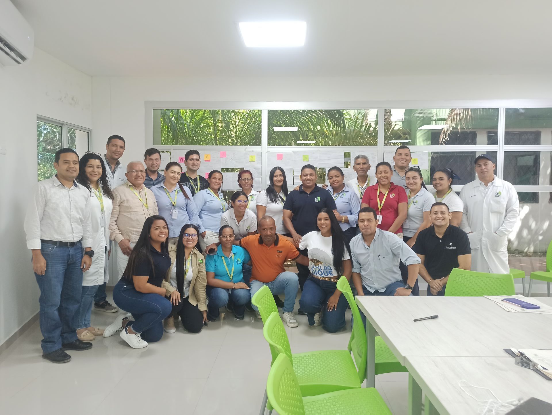 Un grupo de personas posa para una fotografía en una habitación.