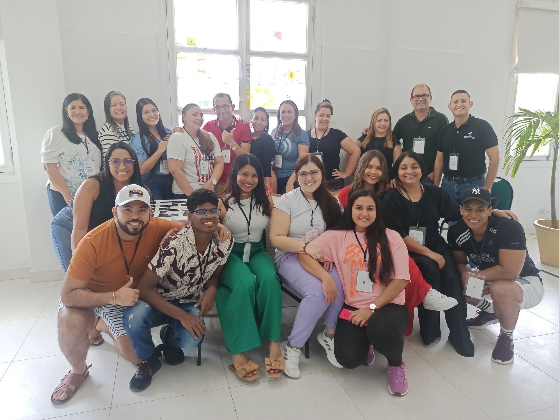 Un grupo de personas posa para una fotografía en una habitación.