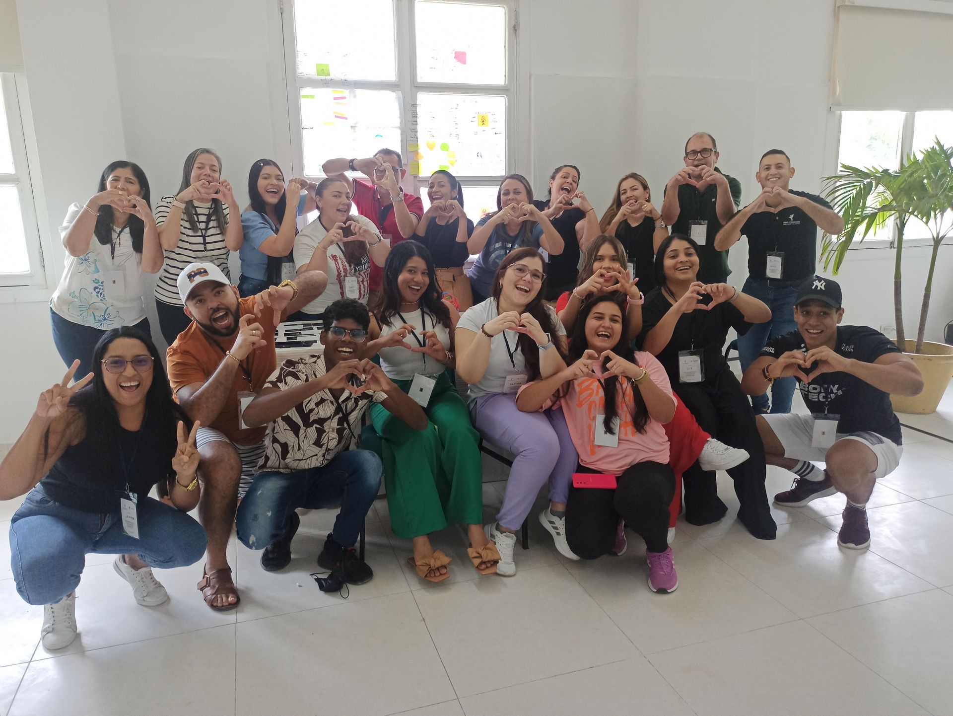 Un grupo de personas posa para una fotografía en una habitación.