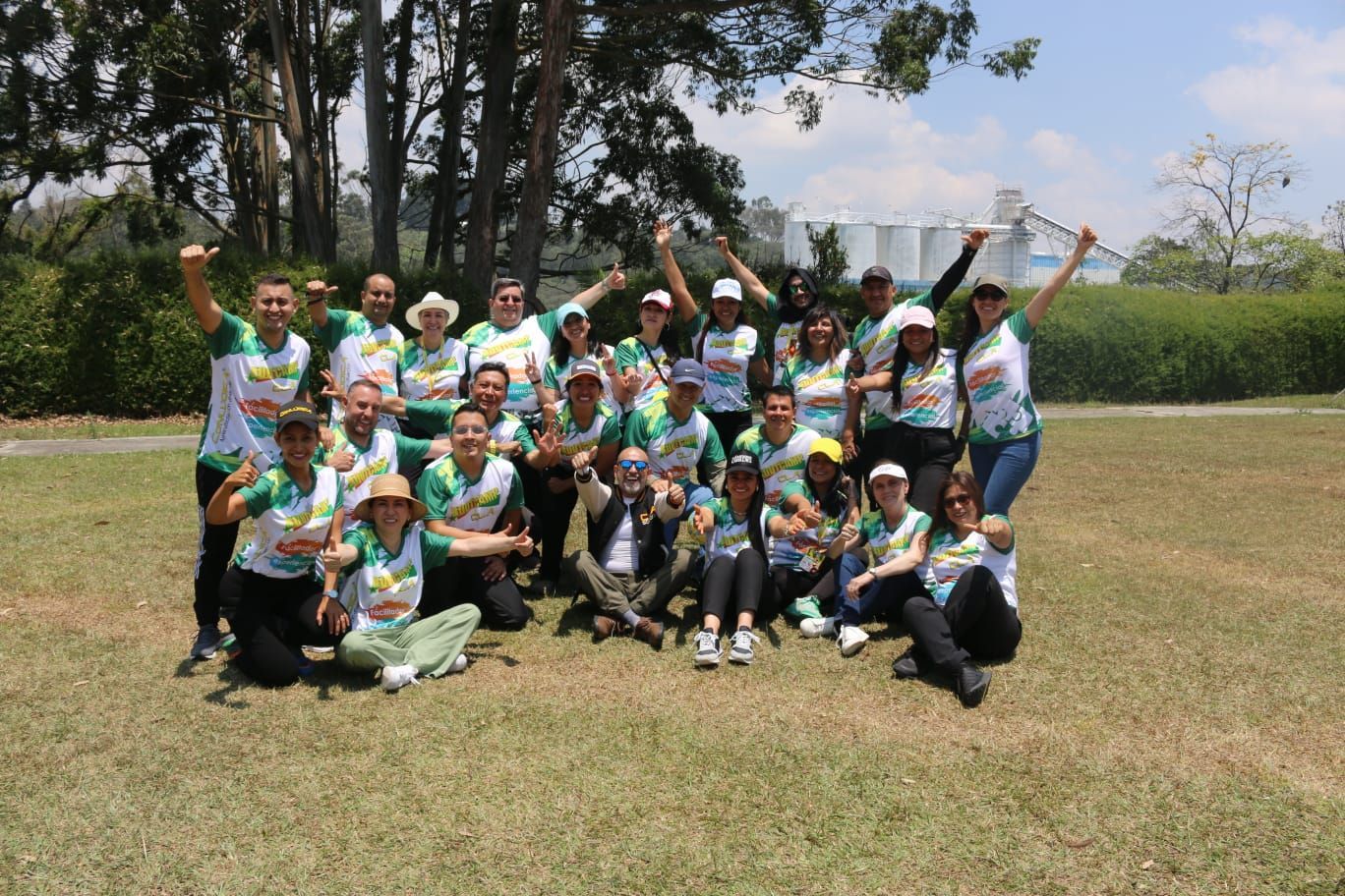 Un grupo de personas posa para una fotografía en un campo.
