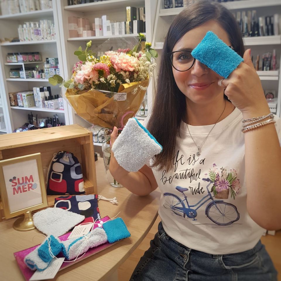 titolare di bioprofumeria con prodotti naturali