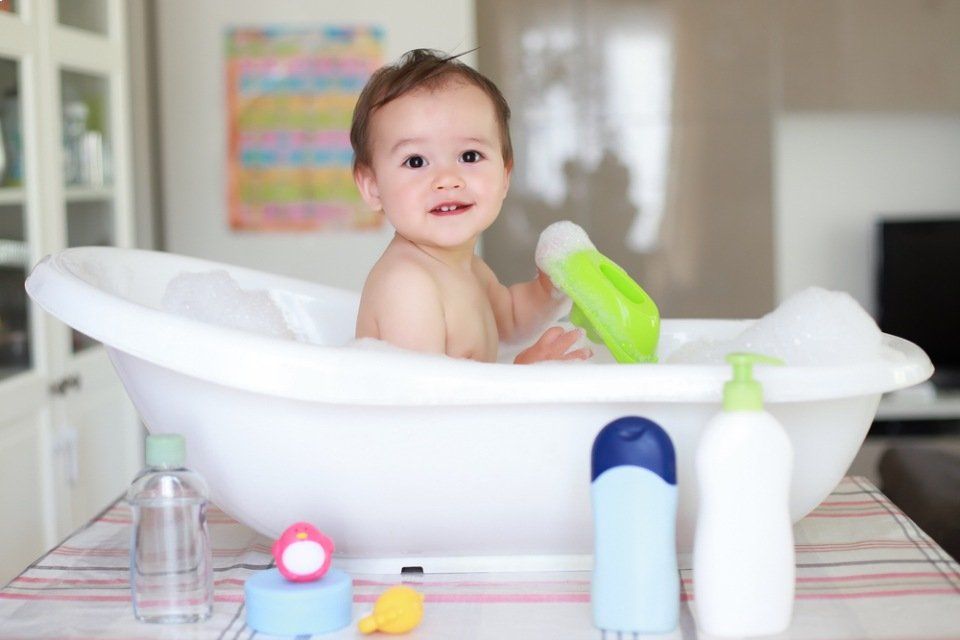 bambino piccolo nella vasca