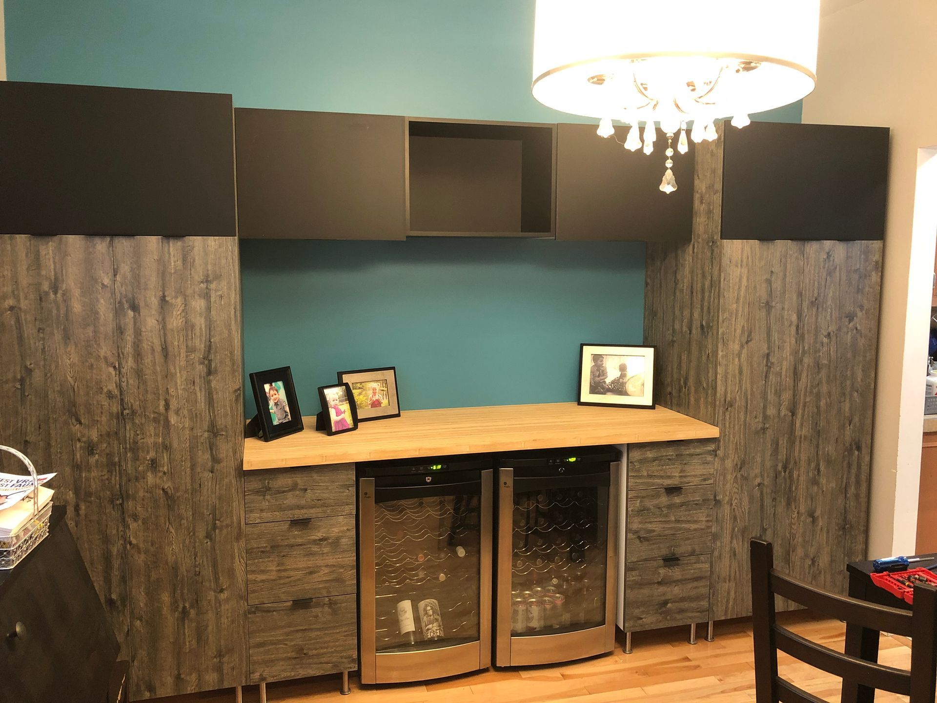 Une cuisine avec armoires en bois et refroidisseur à vin