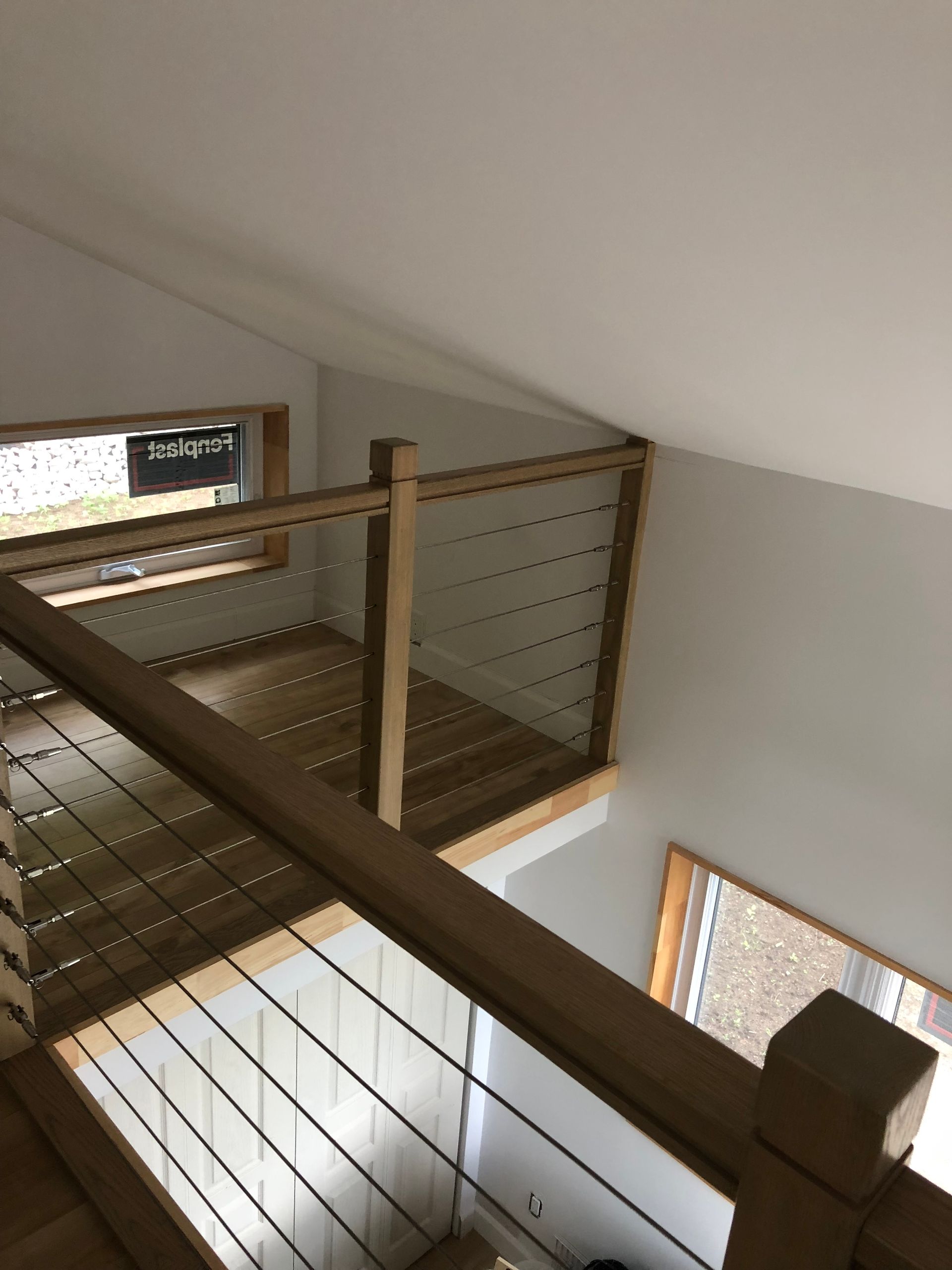 Un escalier avec un garde-corps en bois et un garde-corps en verre