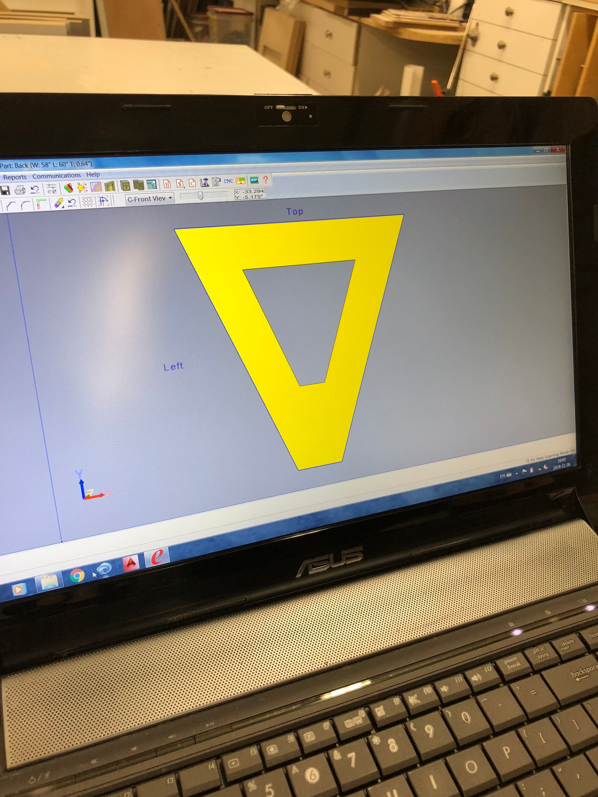 Un ordinateur portable avec un triangle jaune sur l'écran