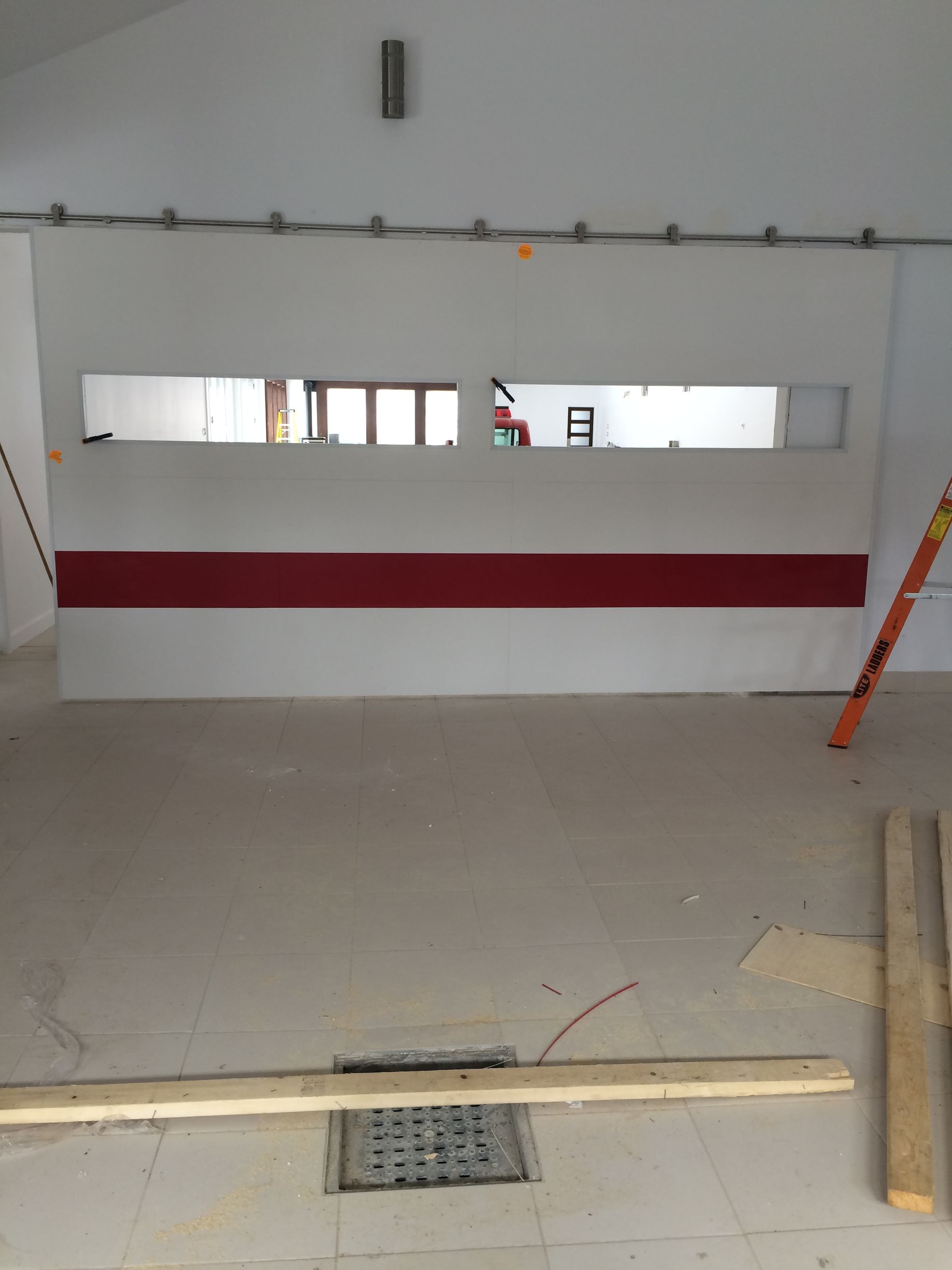 Une pièce vide avec une bande rouge et blanche sur le mur